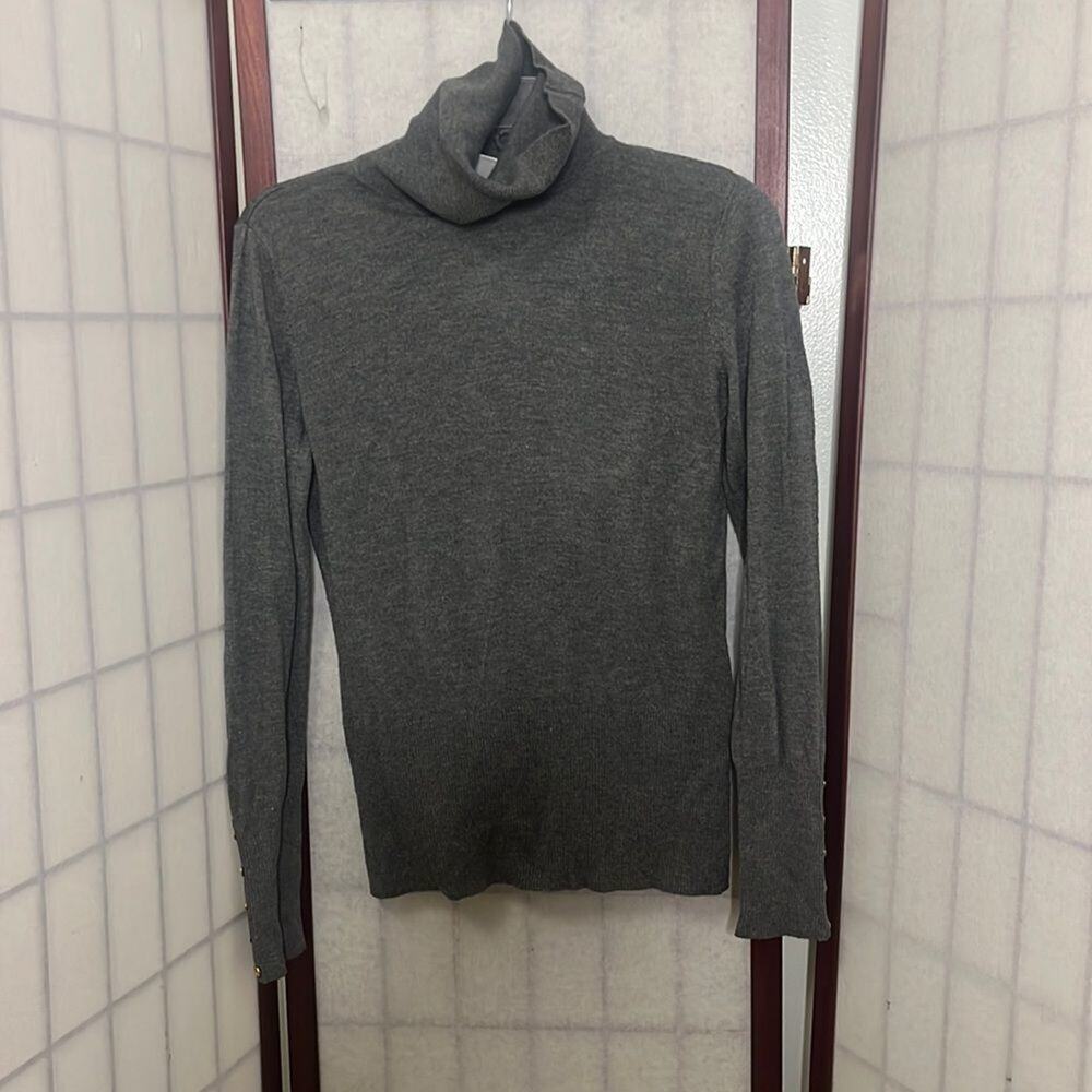 H & M TURTLENECK RIBBED SWEATER SIZE M